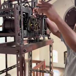 Bruno stellt die Turmuhr