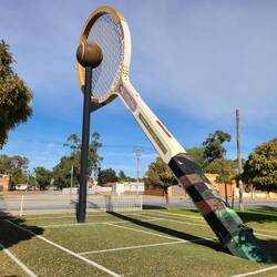 Yvonne Goolagong sculpture in Barellan
