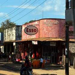 Kimmba! Ein verschlafenes Dörfchen, das mal bessere/lebhaftere Zeiten gesehen haben muss.
