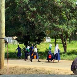 Anstatt Brotdose und Lifestyle-Tasche nehmen die Schulkinder einen Kanister Wasser mit in die Schule