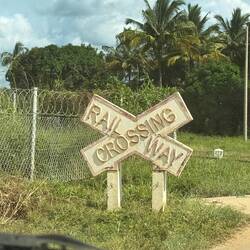 Ob hier jemals ein Zug fuhr oder fahren wird? S'Schild ist schon mal da!