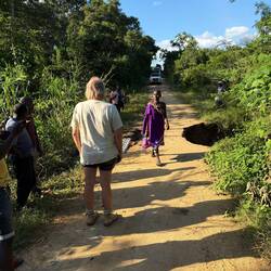 Mitten in dieser heiklen, spannungsgeladenen Situation..kam sie, lief sie, zeigte Farbe-Stil-Haltung