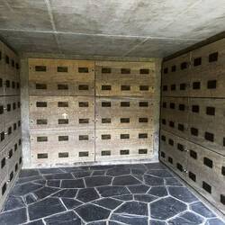 Auf zwei Stockwerken 12.000 Urnen