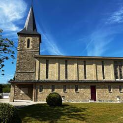 Kriegsspuren. Turm stand noch, Rest neu