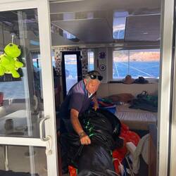 Einpacken des Parasailor in den Bergeschlauch