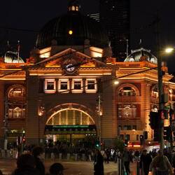 Melbourne Flinder's Street. Wird noch später bunt angeleuchtet.