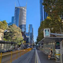 Straßenbahn-Haltestelle in Melbourne Central Business District (CBD).