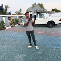 Unser Erscheinen war für die Einheimischen so spannend, dass gleich mit 2 Handys gefilmt wurde...