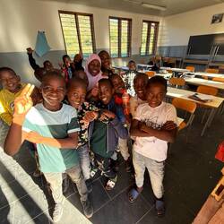 Das ist die 4. Klasse. Vielleicht waren wir für einige die ersten laibhaftigen weißen Menschen.