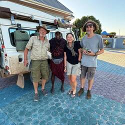 Okesh, der Massai, war total happy über unser Treffen. Hat den ganzen Abend mit uns verbracht.