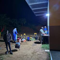 Die Kochstelle der Schwestern. Auf Gas vorgekocht und dann über'm Feuer durchgekocht.