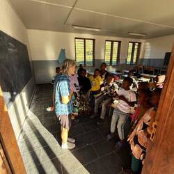 Ella ist Lehrerin. Sie nahm ganz professionell Kontakt zu den Schülern auf.