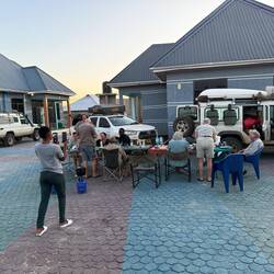 Gefilmt wurde unsere Abendessentafel inkl. Come-together mit den Tansaniern.