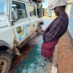 Abends in der Lodge war unser Landy wieder mal die Attraktion.
