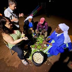 Die Schwestern wollten unbedingt für uns kochen. Kochbananen-Zwiebeln-Tomaten-Ziegenfleisch und mehr