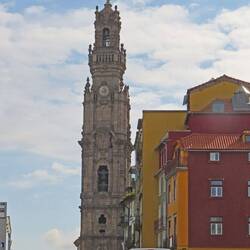 Der große Uhren-/Glockenturm, zentraler Platz der Altstadt