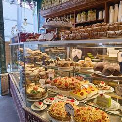 Backwaren im Cafe Schweizer