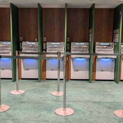 Das gibt es noch. Geldautomaten am Kilometer integriert in eine Starbucks Filiale
