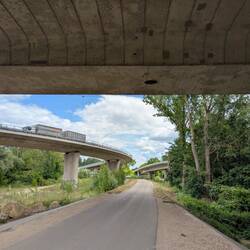 Ein Autobahnkreuz von unten