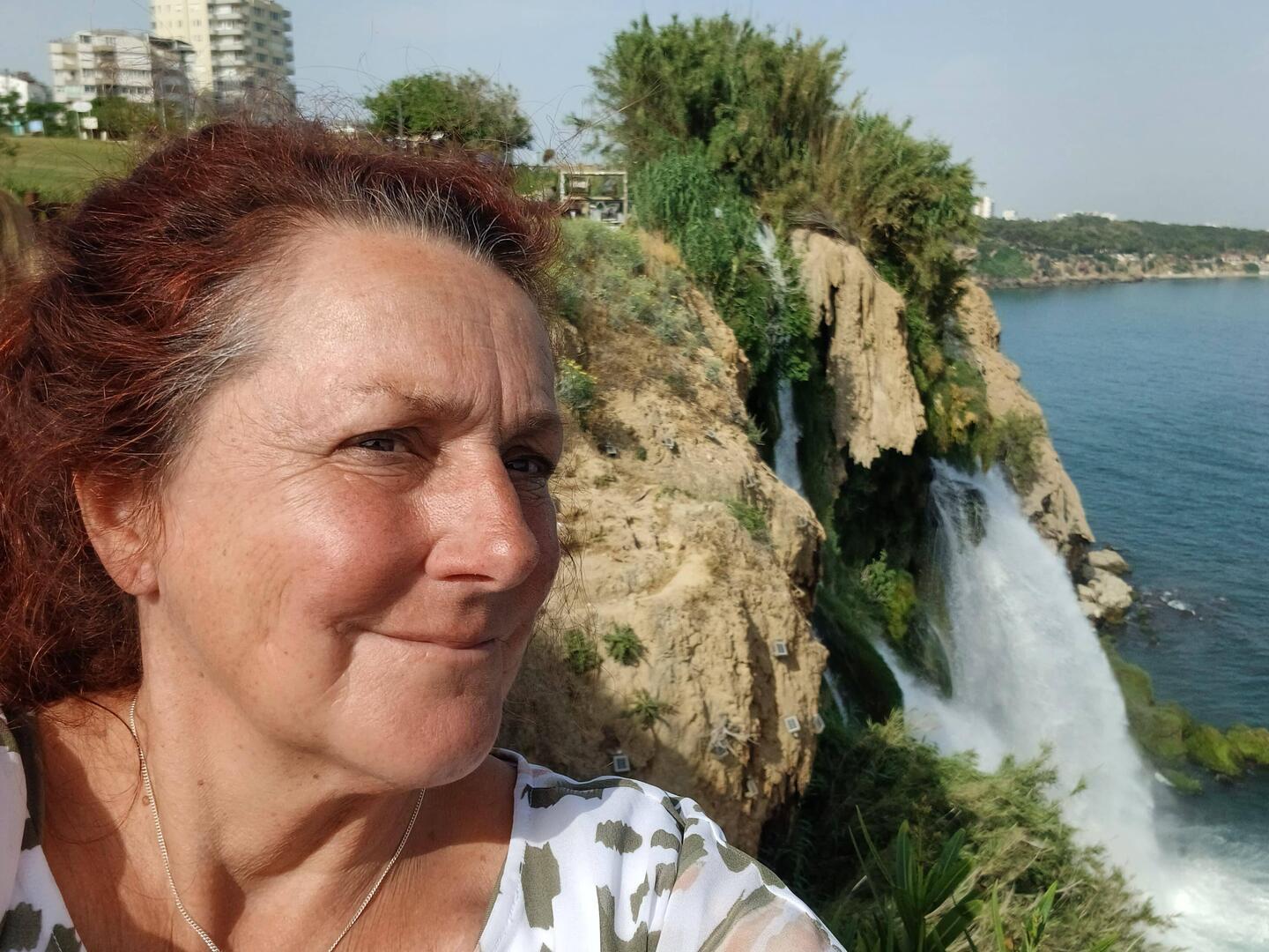 Karin beim Wasserfall