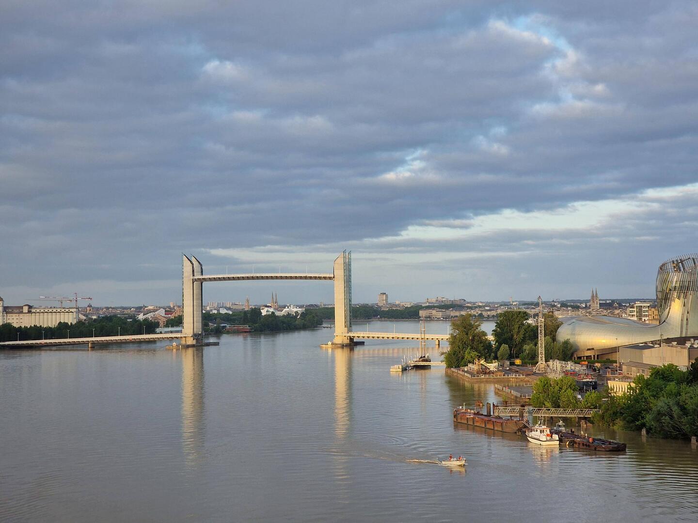 Brücke für Schiffe hoch
