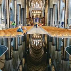 Spiegelung im Taufbecken