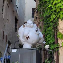 am Eingang zu einer Kunstgalerie