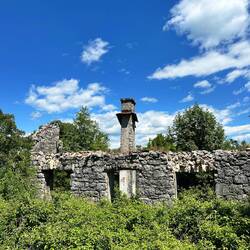 Verfallene Bahnhöfe der alten Bahnstrecke