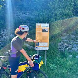 Alte Bahnhöfe sind beschildert und erklärt