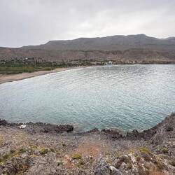 Der Strand aus der Höhle zur rechten