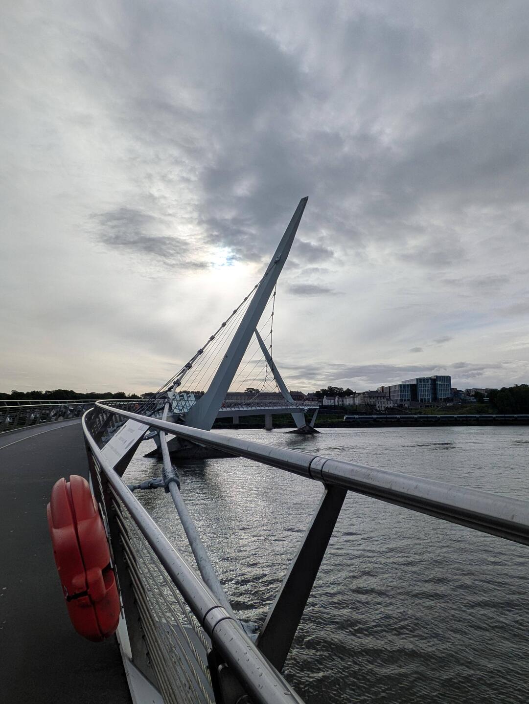 Fussgänger Brücke in Derry