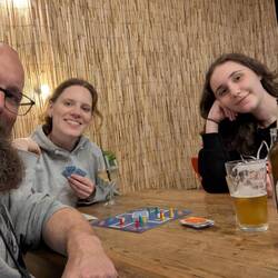 Runde Dogs mit den zwei schönsten Frauen der Welt