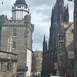 Ende Mai und Menschenmassen in der Royal Mile