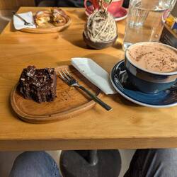 Wenn man zum Wocheneinkauf in die Stadt fährt, darf ein Besuch des Stammcafés nicht fehlen