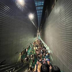 Ich glaube, die Menschen hier wollen auch zu dem Konzert ...