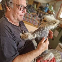 A jealous Leo asserting his exclusive cuddle rights 😬