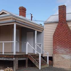 Alte Unkünfte von Bahnarbeitern, jetzt Teil eines kleinen Museums.