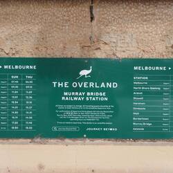 Züge halten hier vier Mal in der Woche, nur nach Anmeldung.