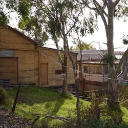 Unten am Fluss ein altes Werftgelände und die Umladestelle für Züge und Schiffe.