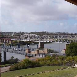 Mit Blick auf die alte Brücke (die vordere).