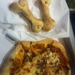 Pizza für uns und die Hunde