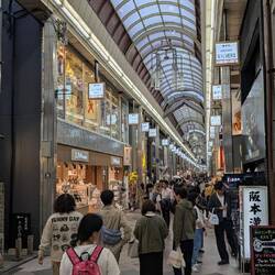 Ünerdeckte Einkaufstrasse in Kyoto