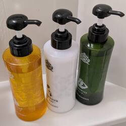 In allen Hotels vorhanden. Schampoo, Seife und Conditioner in praktischen Spendern 😄