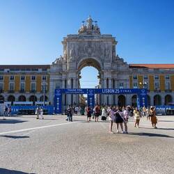 Arco da Rua Augusta vom Praça do Comércio aus.