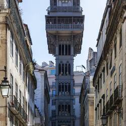 Elevador de Santa Justa, ein öffentlicher Personenaufzug, der 2 Stadtteile miteinander verbindet.