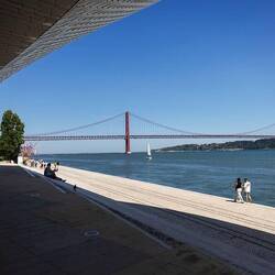 Das MAAT am Tejo mit Blick auf die Brücke 25. April