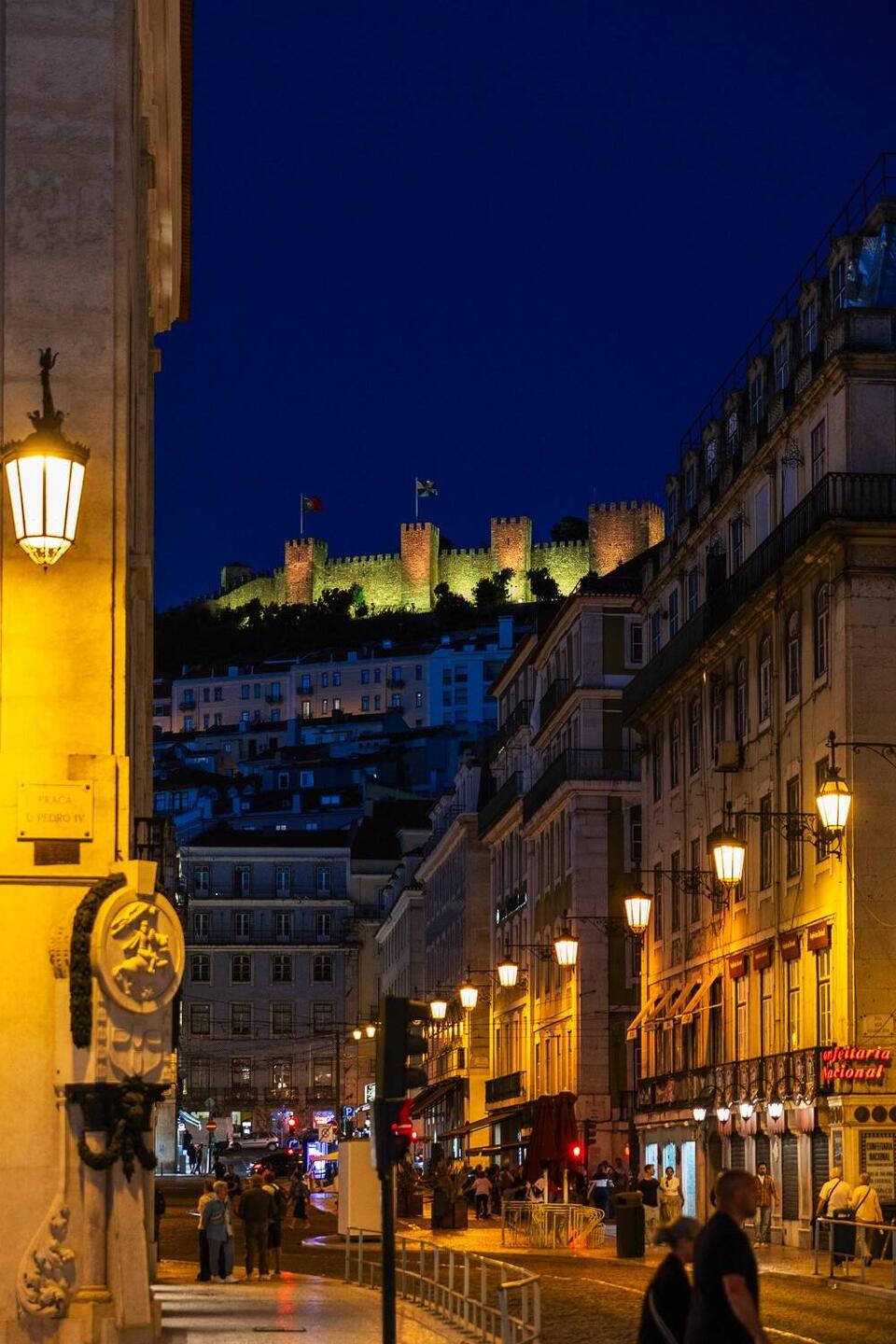 Nächtlicher Blick auf das Castelo de São Jorge.