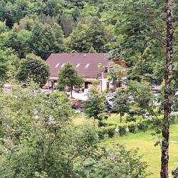 Blick auf unseren Stellplatz und das Sani-Gebäude