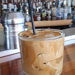 Nach dem Greek Salad ein Café frappe, einfach köstlich