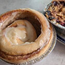 Cinnamon Roll und Berry Pie